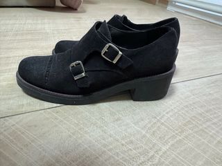 Zapatos negros de ante con doble hebilla