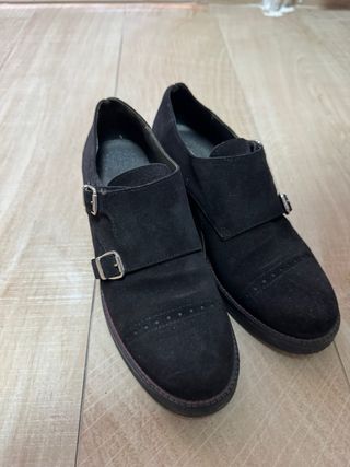 Zapatos negros de ante con doble hebilla