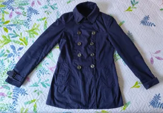 Gabardina azul marino con botones