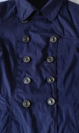 Gabardina azul marino con botones