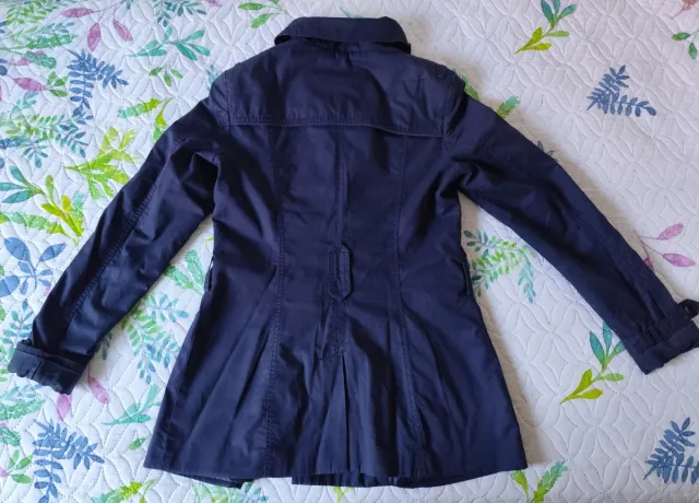 Gabardina azul marino con botones