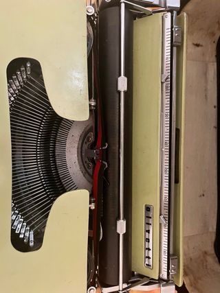 Macchina da scrivere Olivetti Lettera 22 Napoli