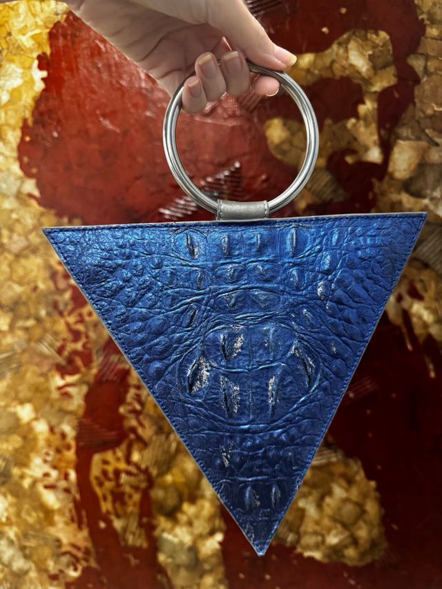 Bolso fiesta triangular cuero azul asa acero inox