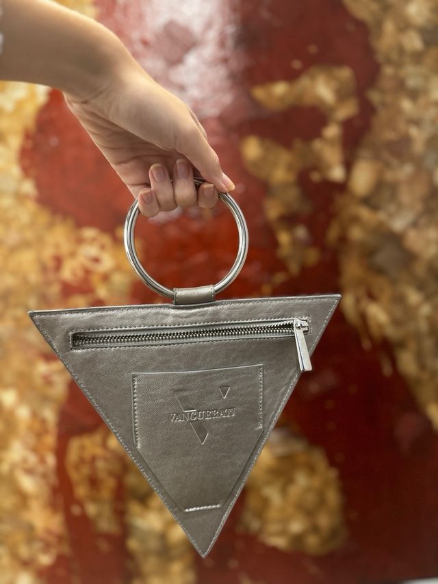 Bolso fiesta triangular cuero azul asa acero inox