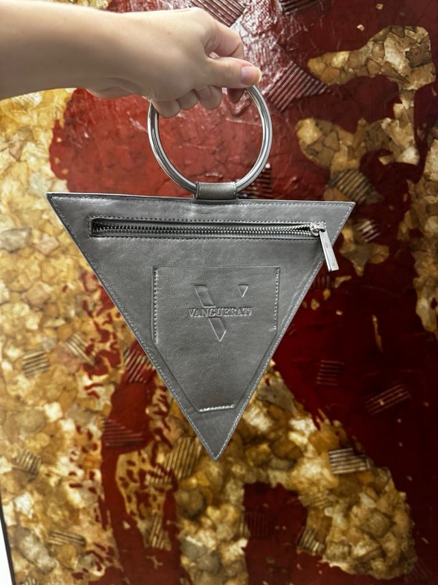 Bolso fiesta triangular cuero azul asa acero inox