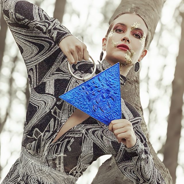 Bolso fiesta triangular cuero azul asa acero inox