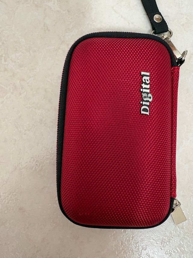 Custodia rossa per fotocamera digitale