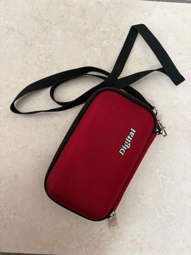 Custodia rossa per fotocamera digitale