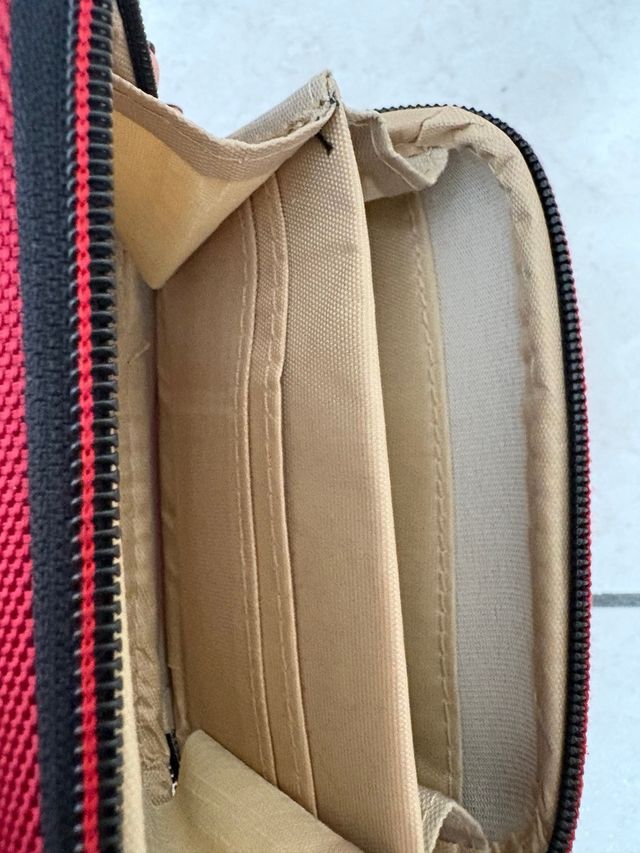 Custodia rossa per fotocamera digitale