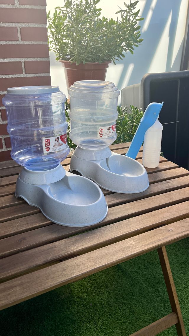 Mangiatoia e bevitore per cani