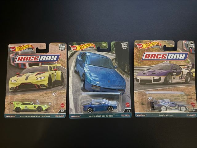 3 Hot Wheels Premium