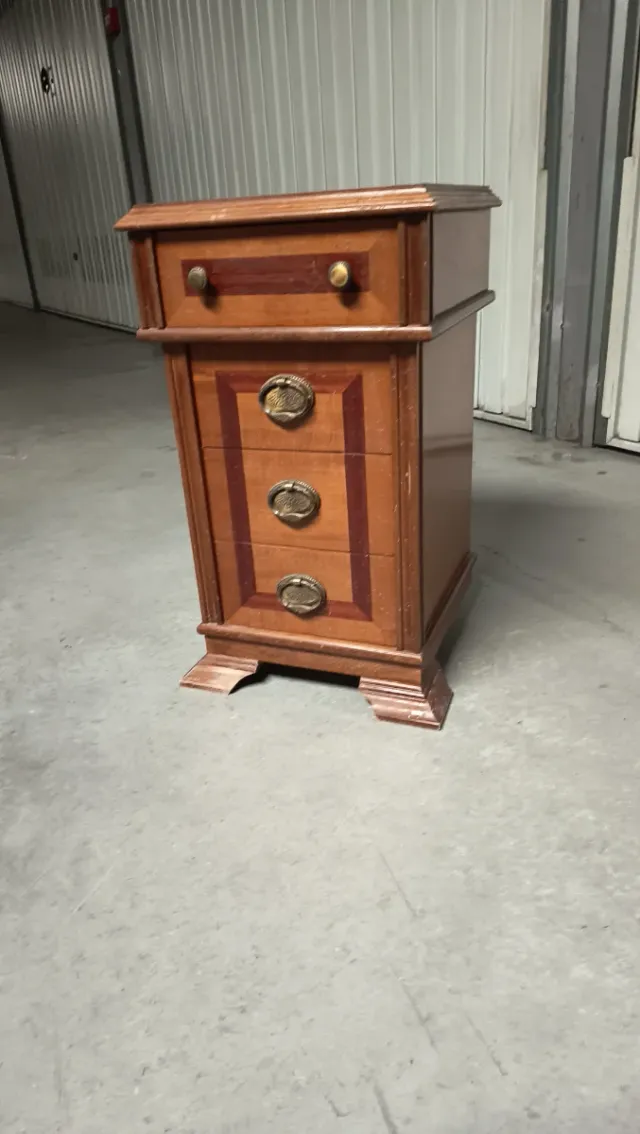Comodino in legno con cassetti