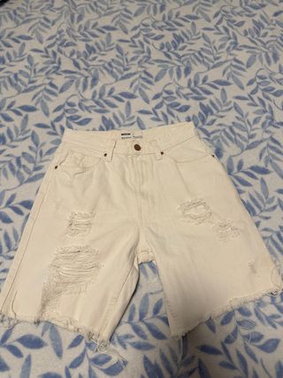 Vaqueros cortos blancos Bershka rotos