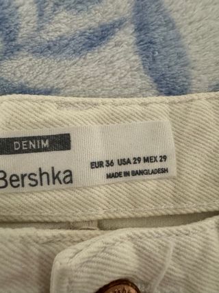 Vaqueros cortos blancos Bershka rotos