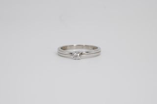 P22352SNJ Anillo oro blanco de 18 k con diamante