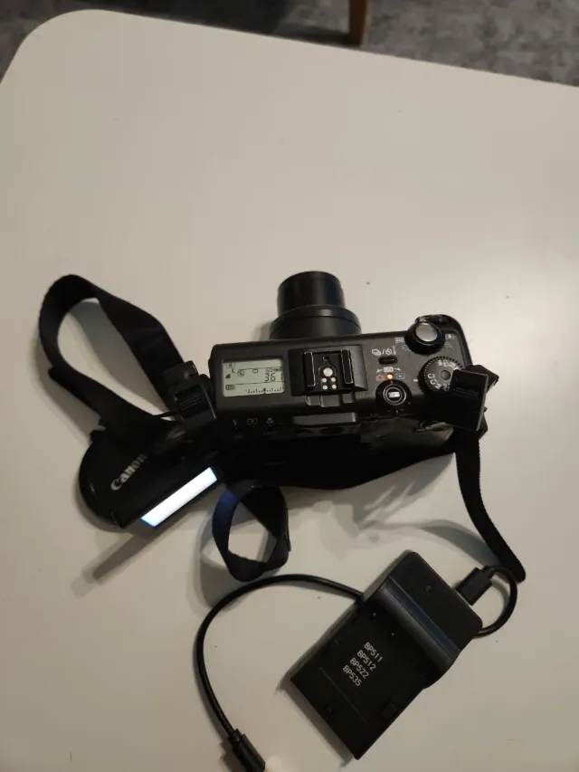 Fotocamera Canon PowerShot G5 con caricabatterie.