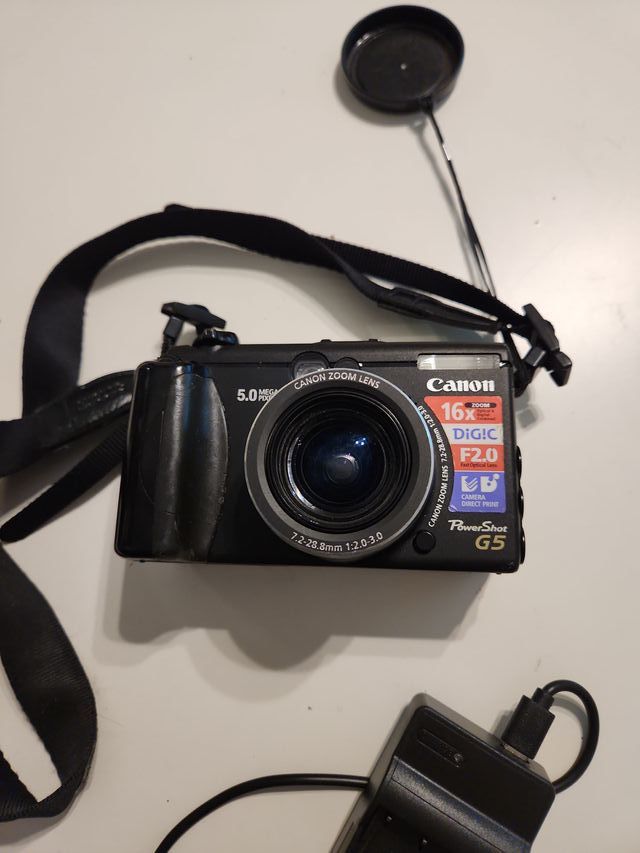 Fotocamera Canon PowerShot G5 con caricabatterie.