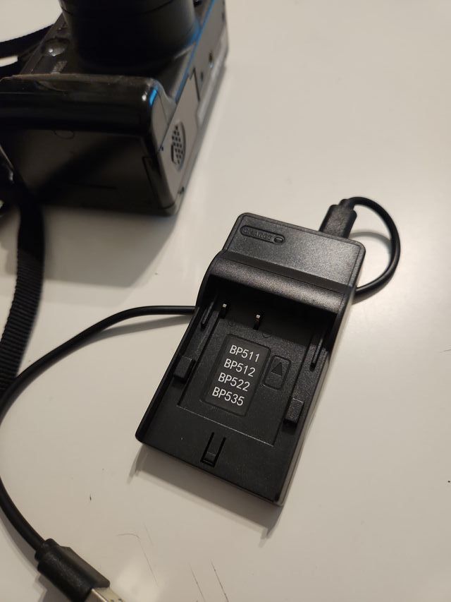 Fotocamera Canon PowerShot G5 con caricabatterie.