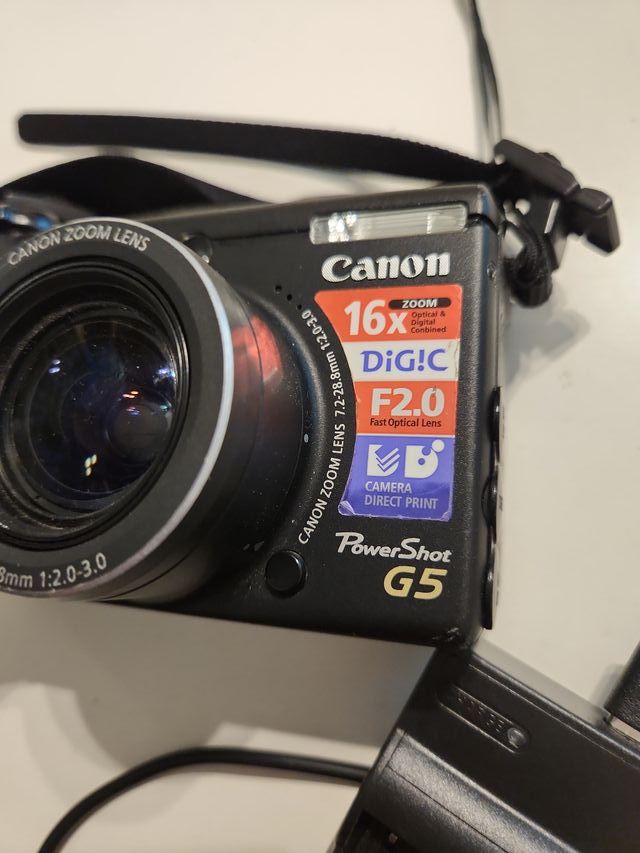Fotocamera Canon PowerShot G5 con caricabatterie.