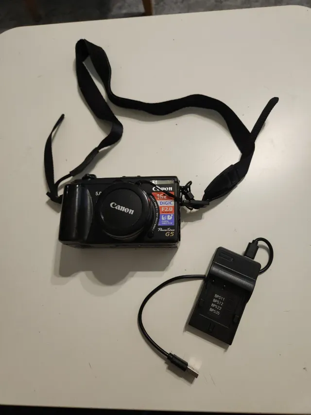 Fotocamera Canon PowerShot G5 con caricabatterie.