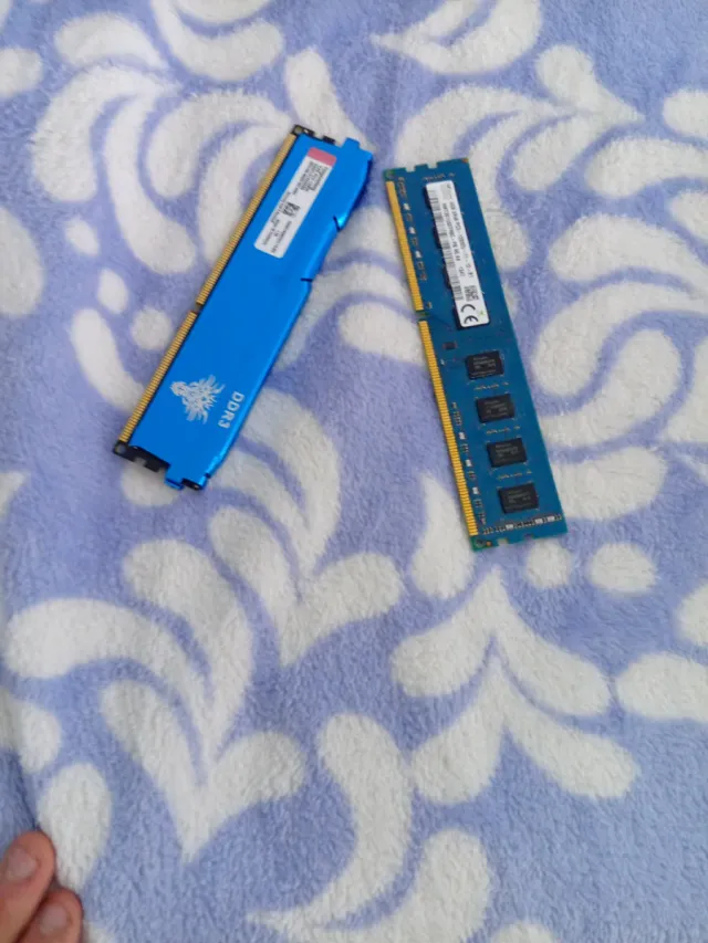 2 Memorias RAM DDR3 (4GB + 8GB)