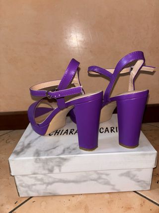 Scarpe con tacco viola