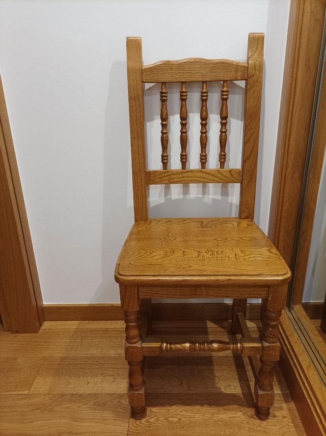 Conjunto de 4 sillas de madera estilo clásico.