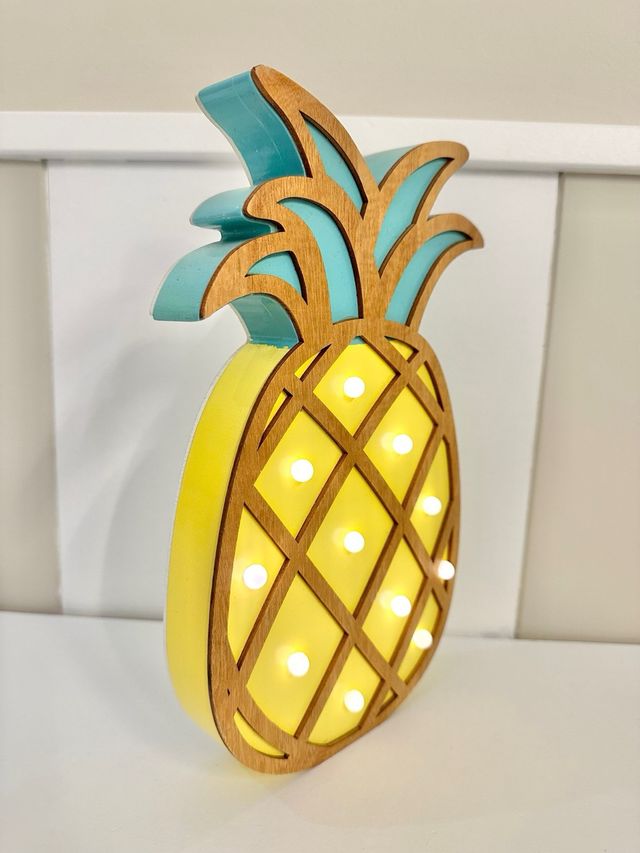 Lampada decorativa in legno a forma di ananas