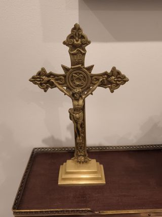 Crucifijo de capilla antiguo