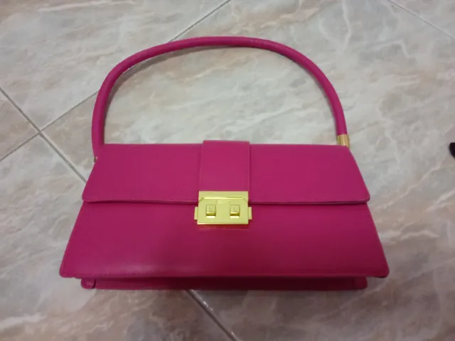 Borsa a mano fucsia con dettagli oro