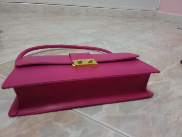 Borsa a mano fucsia con dettagli oro