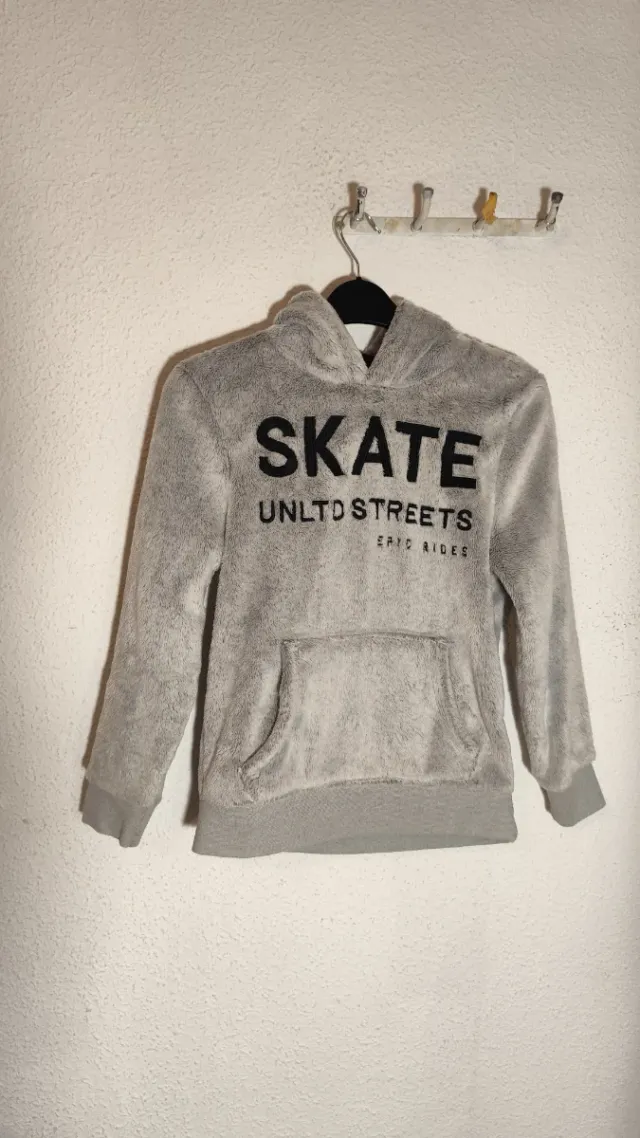 Sudadera gris con capucha y estampado