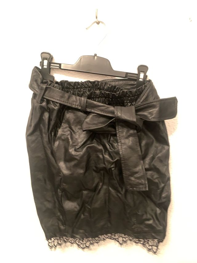 Falda cuero negra lazo y encaje