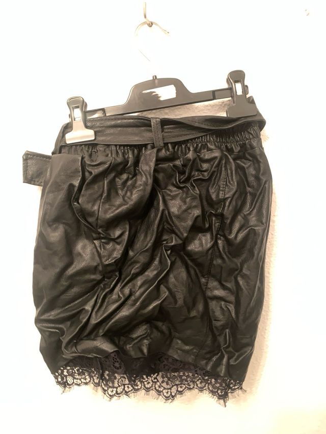 Falda cuero negra lazo y encaje