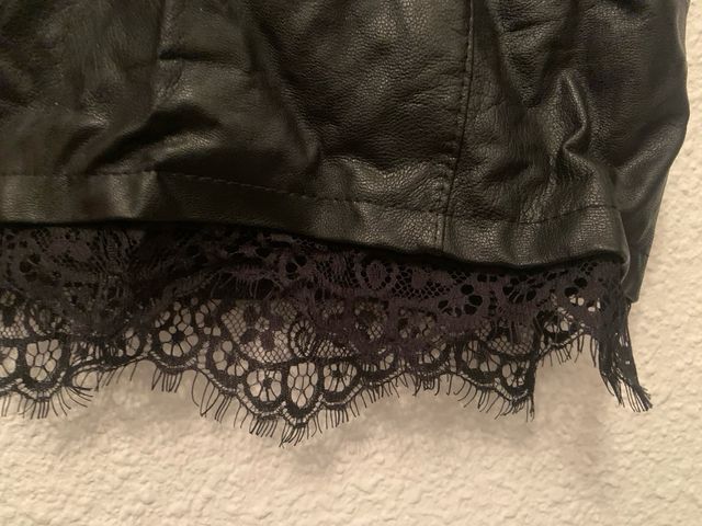 Falda cuero negra lazo y encaje