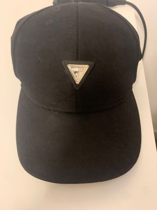 Gorra Guess Negra y gucci marrón
