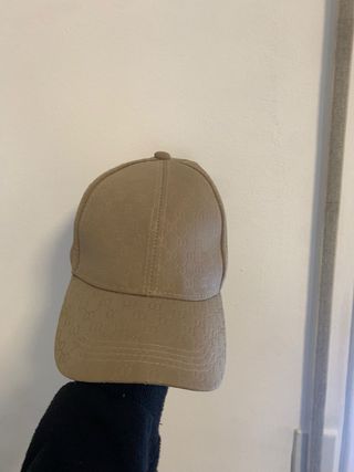 Gorra Guess Negra y gucci marrón