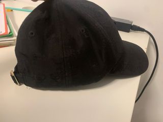 Gorra Guess Negra y gucci marrón