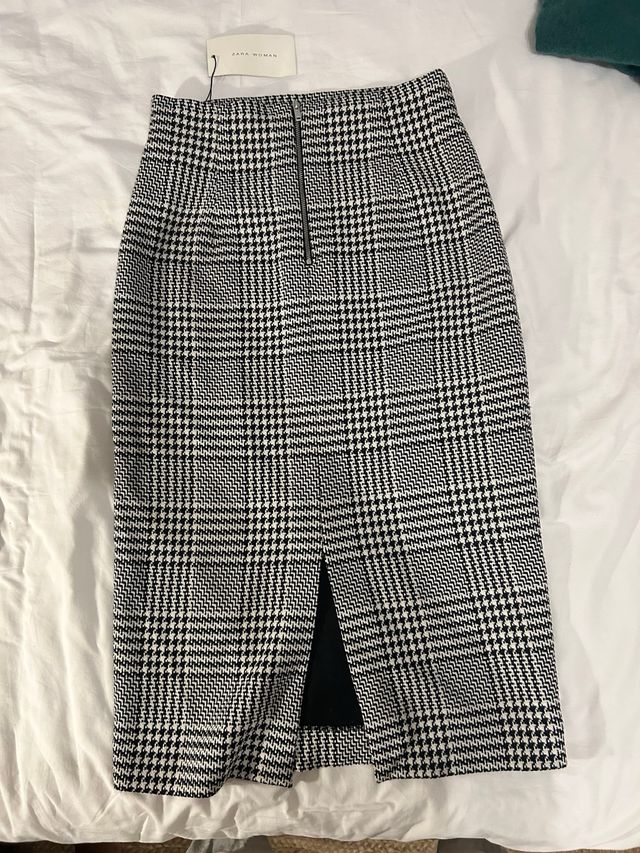 Falda Zara de tubo con estampado y etiqueta