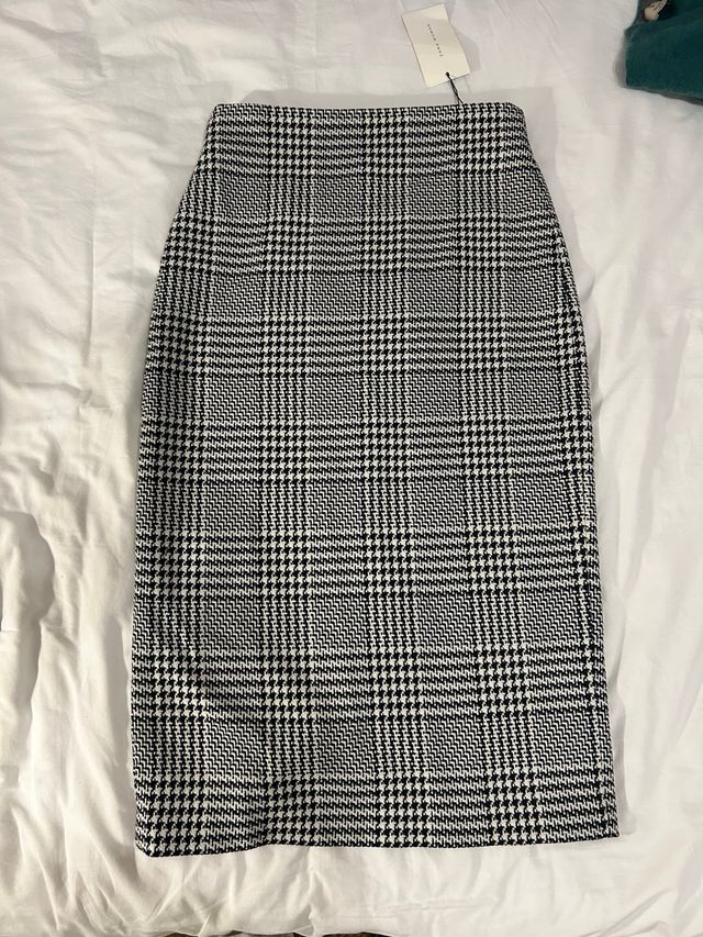 Falda Zara de tubo con estampado y etiqueta