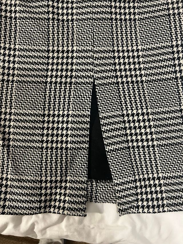 Falda Zara de tubo con estampado y etiqueta