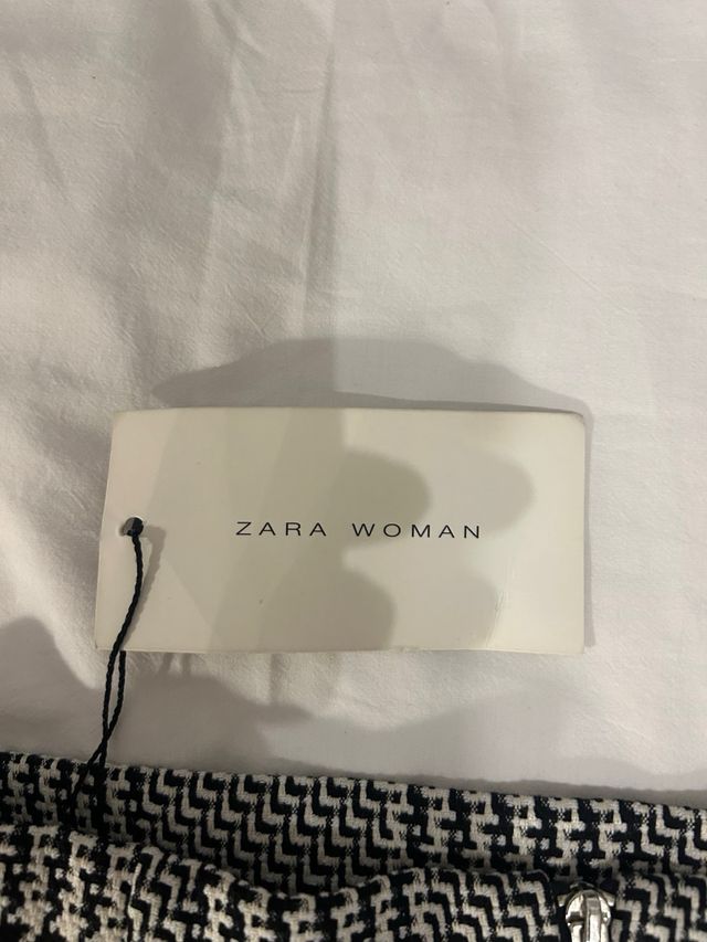 Falda Zara de tubo con estampado y etiqueta