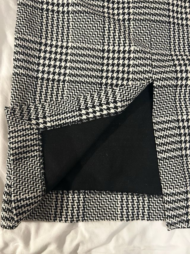 Falda Zara de tubo con estampado y etiqueta