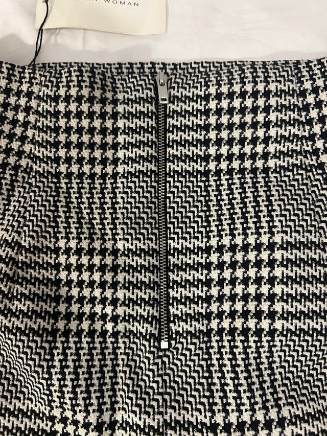 Falda Zara de tubo con estampado y etiqueta