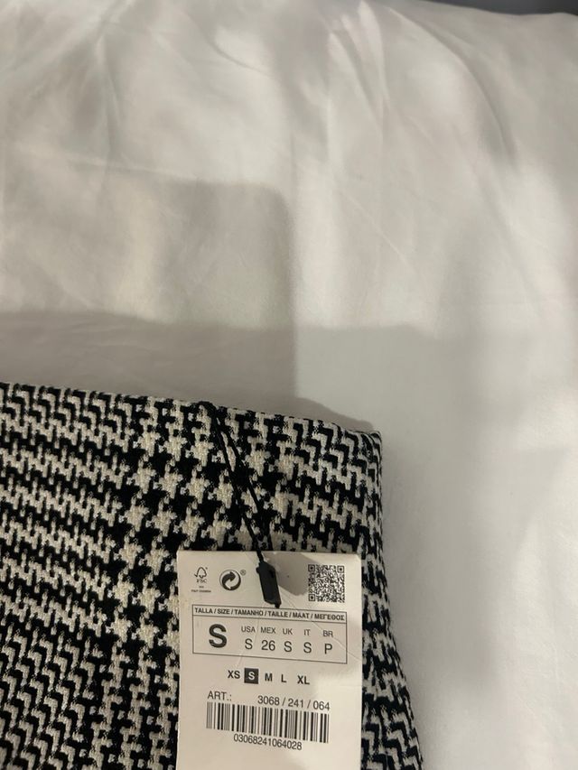 Falda Zara de tubo con estampado y etiqueta