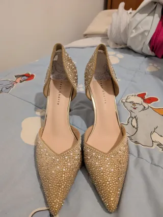 Zapatos de tacón elegantes dorados
