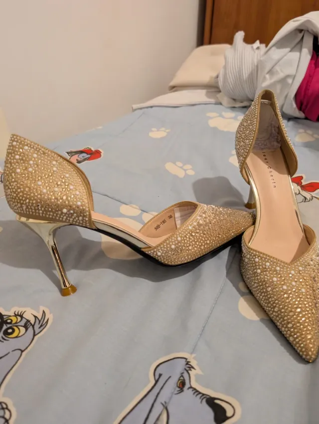 Zapatos de tacón elegantes dorados