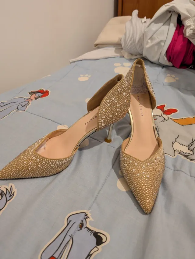 Zapatos de tacón elegantes dorados