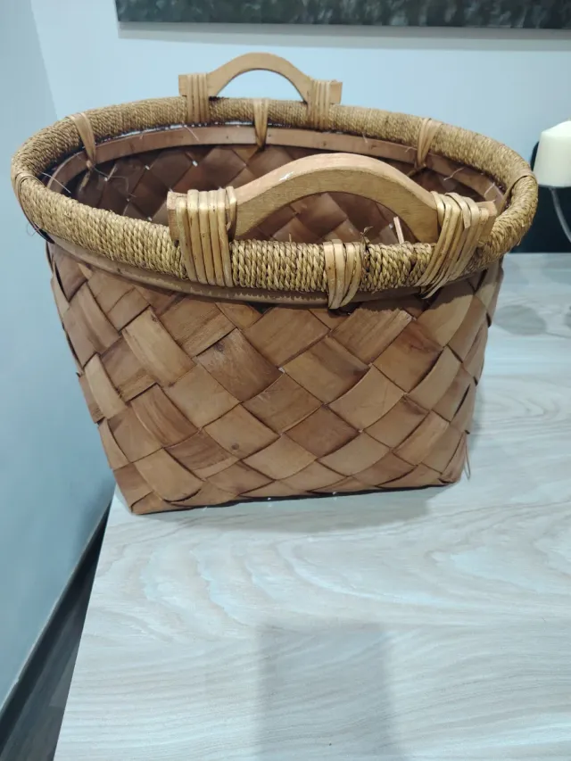 Cesto de mimbre y madera con asas