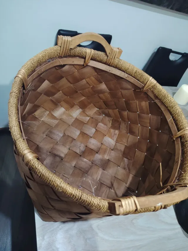 Cesto de mimbre y madera con asas